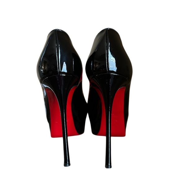 Christian Louboutin Dirditta Black patent heel
RETAIL 995 - Picture 5 of 8